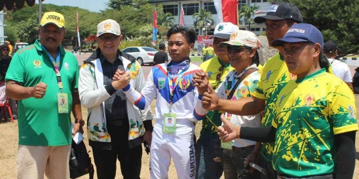 Pj Wali Kota Batu, Aries Agung Paewai, dan Ketua Umum KONI Kota Batu, Sentot Ari Wahyudi, bersama peraih medali emas di ajang Porprov Jatim 2023.