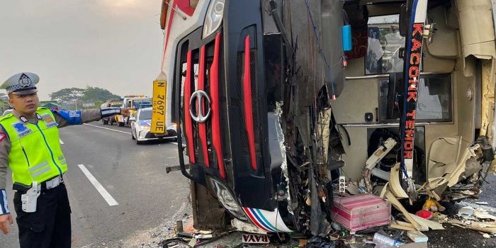 Anggota PJR Ditlantas Polda Jatim saat menunjukkan kondisi Bus Tentrem usai alami kecelakaan di Jalan Tol Sidoarjo-Porong, Senin (4/12/2023).
