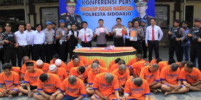 Kapolresta Sidoarjo dan jajaran menunjuukkan para tersangka dan barang bukti pil Doubel L yang disita petugas. 