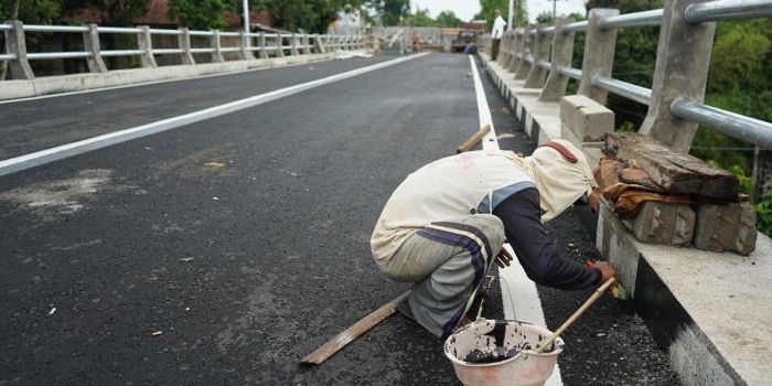 Pekerja saat menyelesaikan pekerjaannya di Jembatan Ngadi. Foto: Ist.