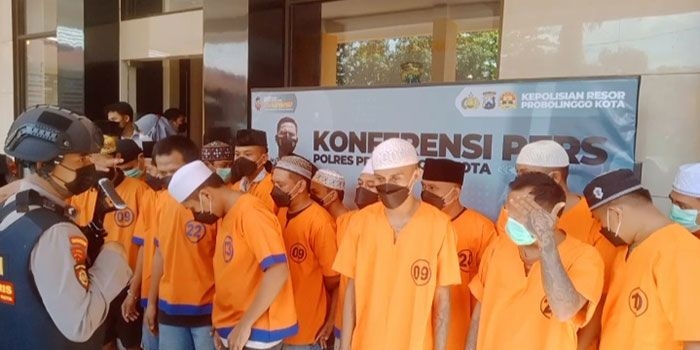 Puluhan pengedar narkoba saat dihadirkan Polres Probolinggo Kota dalam konferensi pers pengungkapan kasus.