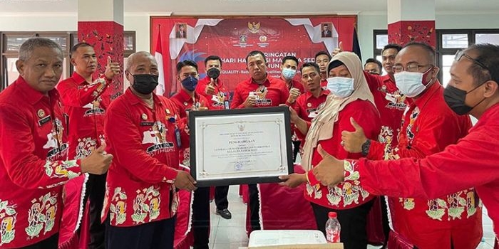 Petugas dari Lapas Narkotika Kelas IIA Pamekasan saat menerima penghargaan dari Menkumham.