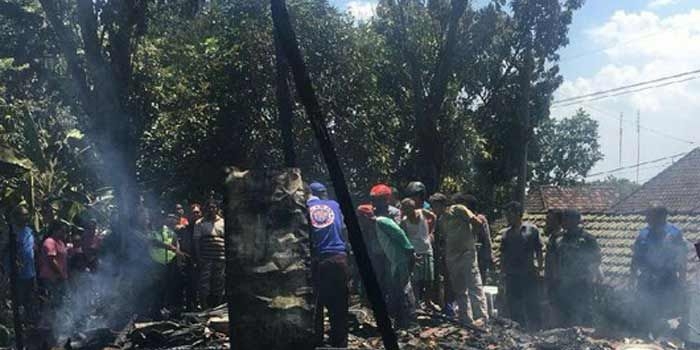 Kondisi rumah korban yang hangus terbakar. foto: SOFFAN/ BANGSAONLINE
