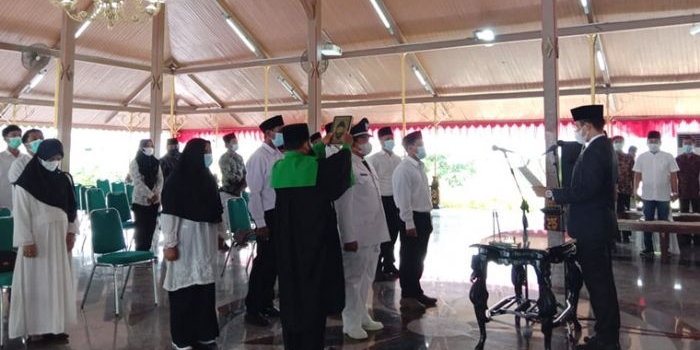 Bupati Bangkalan R. Abdul Latif Amin Imron mengambil sumpah Yulianto saat pelantikan PAW Ketua BPD Mrandung.
