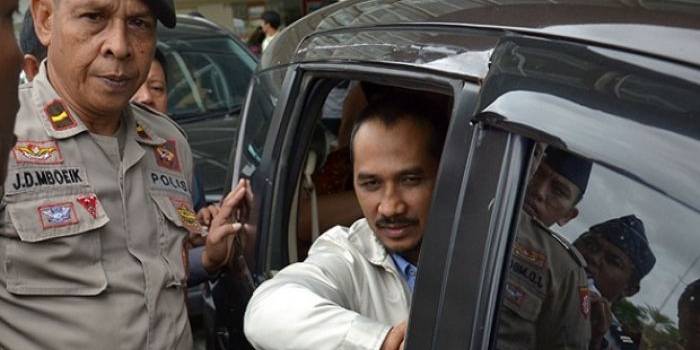 Abraham Samad dikawal polisi saat tiba di Bandara Hasanuddin Makassar. Foto: tempo.co.id