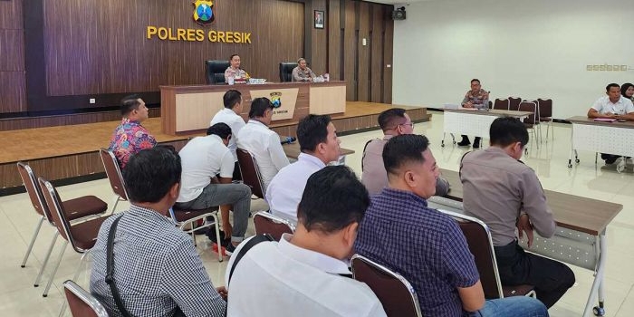 Kapolres Gresik, AKBP Ramadhan Nasution, bersama anggota rapat Latpra Operasi Pekat Semeru 2026. Foto: Ist