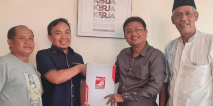 Aan Rochayanto ketua DPW PSI Jawa Timur menyerahkan surat tugas untuk H. Abdul Ghofur sebagai Bacabup Lamongan yang diwakili oleh Freddy Wahyudi