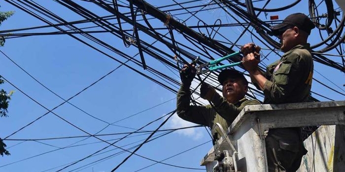 dewan-desak-satpol-pp-kabupaten-mojokerto-tertibkan-tiang-fiber-optic-ilegal