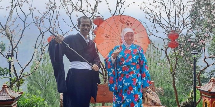 Gubernur Khofifah dan Bupati Suprawoto berpose ala Jepang di Taman Wisata Genilangit yang instagramable berlatar pemandangan negeri Sakura. foto: DIDI ROSADI/ BANGSAONLINE