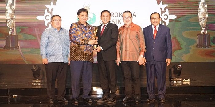 Dirut PG Rahmad Pribadi (tengah) menerima penghargaan dari Menteri Kordinator Bidang Perekonomian Airlangga Hartarto. foto: ist