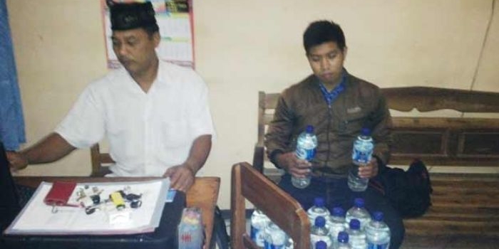 Tersangka (kanan) saat menjalani pemeriksaan.