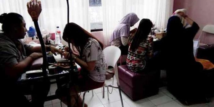 Peserta kursus hias kuku. foto: NINDY ANP/ BANGSAONLINE 