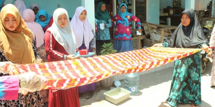 Ibu-ibu di Desa Kalidawir saat diajari membuat batik Shibori.
