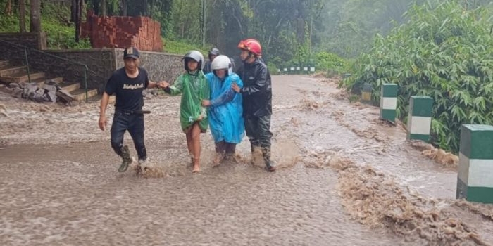 hujan-deras-dua-desa-di-kota-batu-terendam-banjir-luapan