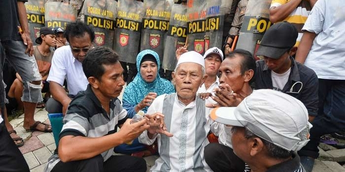 Salah satu warga penghuni yang terduduk lemas mengetahui rumahnya dibongkar.