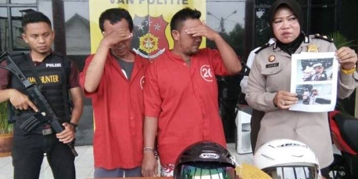 Kedua tersangka jambret saat diamankan di Mapolrestabes Surabaya.