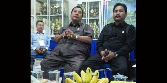 Anggota Komisi D, Noto Utomo dan Sudjono saat sidak UN di SMAN I Manyar. foto: syuhud/ BANGSAONLINE