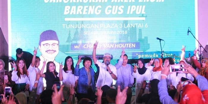 Gus Ipul saat bertemu dengan sekitar seribu anak muda dari beragam komunitas di Surabaya, Selasa (19/6/2018). 