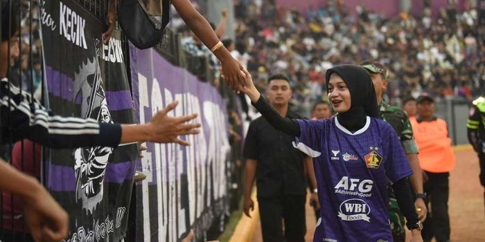 wali-kota-kediri-nonton-langsung-laga-persik-vs-asia-warriors-fc-macan-putih-menang-2-0