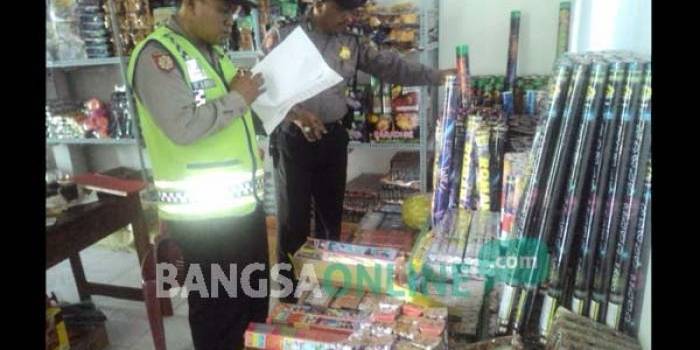 Petugas saat menggelar razia petasan. foto: dendi martoni/ BANGSAONLINE