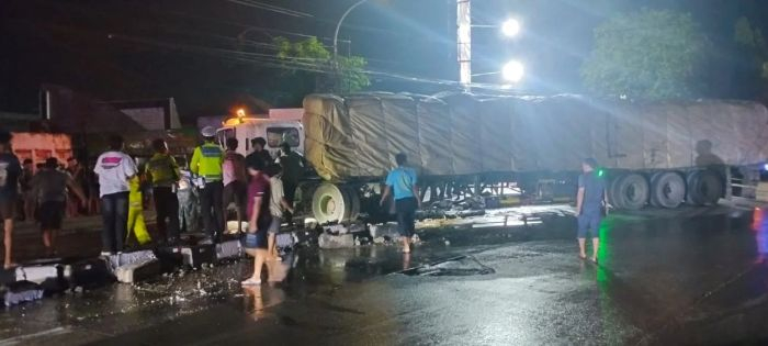 Truk troton yang terhenti usah menabrak pembatas jalan di timur Jembatan Widang