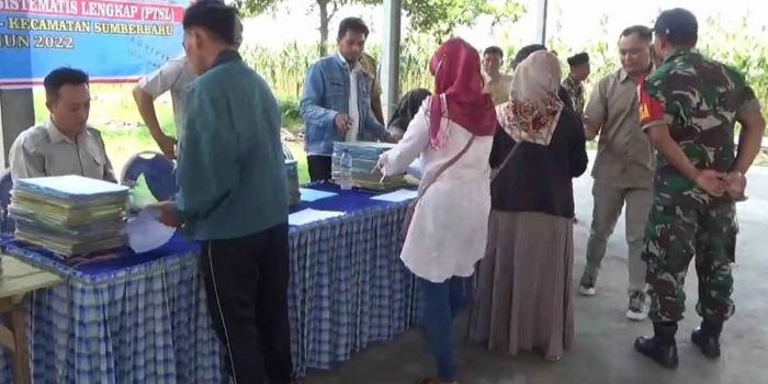 Pembagian SHM yang dilakukan petugas kepada warga di Desa Sumber Agung, Kecamatan Sumberbaru, Jember.
