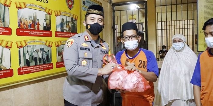 Kapolres Jombang, AKBP Moh Nurhidayat bersama sejumlah tahanan.