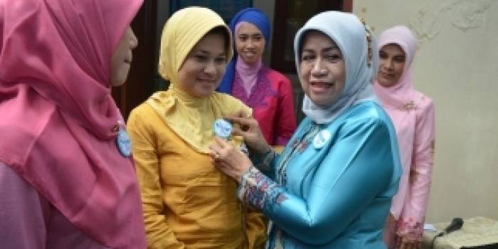 ketua TP PKK Lamongan menyematkan pin ke peserta. (Haris/BANGSAONLINE)