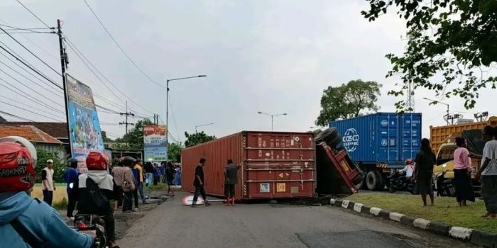 pemotor-di-sidoarjo-tewas-tertimpa-truk-kontainer-yang-terguling