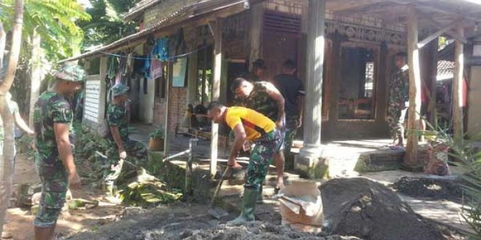Para prajurit anggota Satgas TMMD saat melakukan perbaikan masjid Miftakhul Huda di Desa Sumurjalak. foto: SUWANDI/ BANGSAONLINE