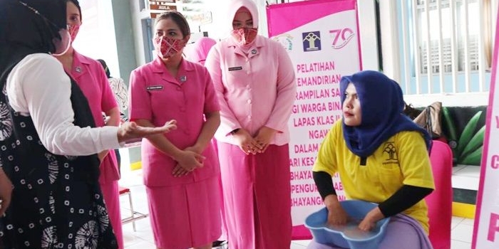 Ibu-ibu Bhayangkari saat memberikan pelatihan keterampilan salon kepada warga wanita Lapas Ngawi.