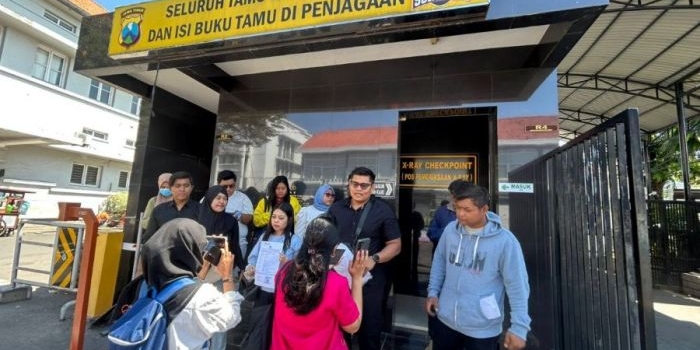 wo-bawa-kabur-uang-klien-45-pasangan-laporkan-dugaan-penipuan-ke-polrestabes-surabaya