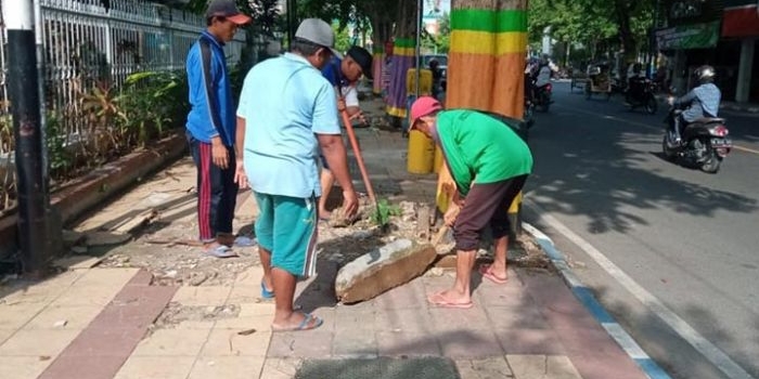 Masyarakat sedang bersih-bersih dan melakukan pemeliharan RTH di Desa Murtajih.