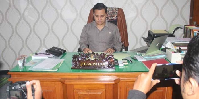 Kasi Intel Juanda saat memberi penjelasan kepada awak media. foto: ZAINAL ABIDIN/ BANGSAONLINE