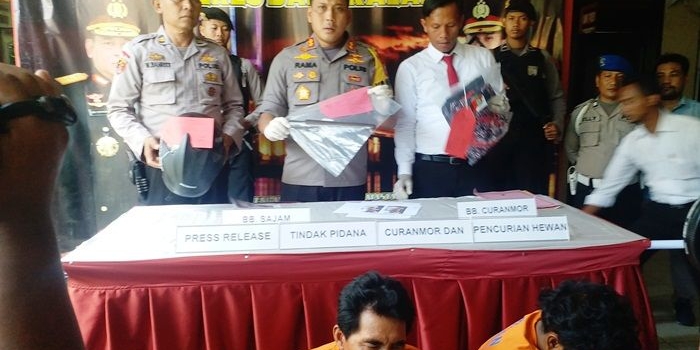 Kapolres Bangkalan AKBP Rama Samtama Putra didampingi Kasatreskrim AKP Davi Manurung dan Kasubbag Humas Iptu Bahrudi saat ungkap kasus.