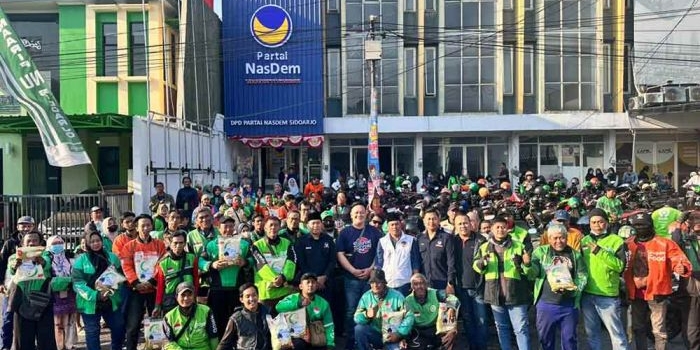 peduli-ojol-nasdem-sidoarjo-bagikan-300-paket-beras-dan-beasiswa-pip