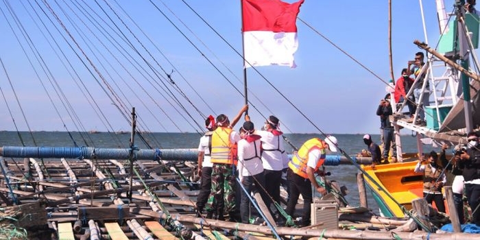 Pengibaran Sang Saka Merah Putih di tengah laut perairan Pasuruan diikuti para nelayan lokal.