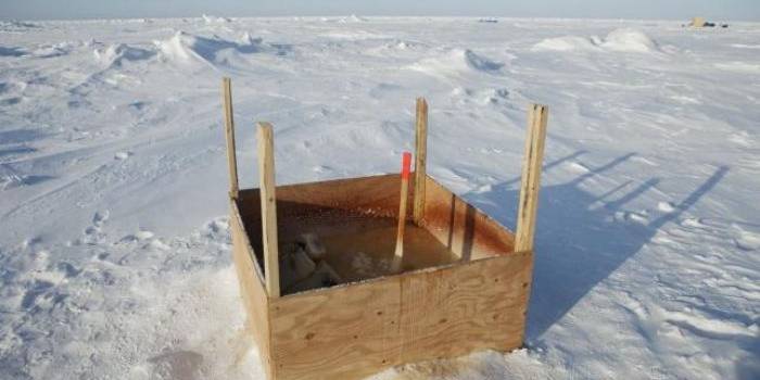 Sebuah toilet umum berdiri dikelilingi oleh salju di dekat Laboratorium Stasisun Fisika Terapan, Prudhoe Bay, Alaska, 18 Maret 2011.
Reuters / Lucas Jackson
