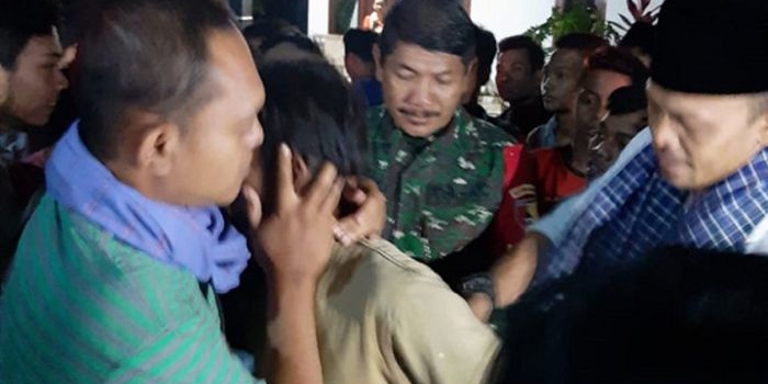 Pelaku yang diamankan aparat keamanan.