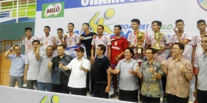 SELAMAT: Ketua KONI Sidoarjo M Franki Effendi (bertopi) dan Ketua PBVSI Sidoarjo Sigit Setyawan (tiga dari kanan) pose bersama dengan juara pertama Indomaret-Milo Volleyball Tournament, SMK Antartika 2 Sidoarjo, Jumat (2/9). foto: MUSTAIN/BANGSAONLINE