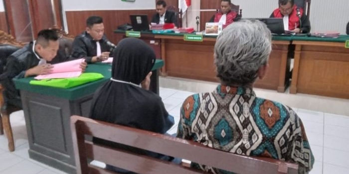 Sugeng Handoyo dan Siti Mualiyah saat menjalani persidangan
