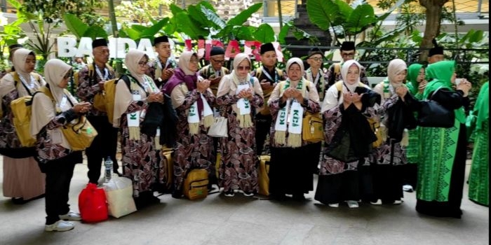 puluhan-jemaah-umroh-asal-blitar-dan-kediri-berangkat-dari-bandara-dhoho