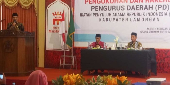 Kepala Kemenag Lamongan H. Syamsuri saat memberikan pembinaan kepada penyuluh agama.