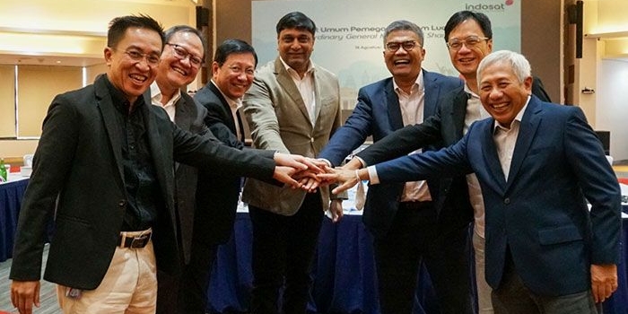 President Director and CEO IOH, Vikram Sinha, dan para pemegang saham saat foto bersama.