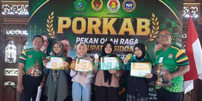Penyerahan medali untuk atlet catur yang meraih juara di Porkab Sidoarjo 2026. Foto: MUSTAIN/BANGSAONLINE