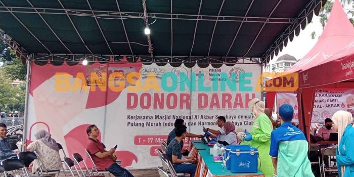 pmi-dan-harmoni-surabaya-club-gelar-donor-darah-di-masjid-al-akbar-surabaya