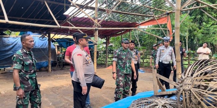 polres-pasuruan-dan-tim-gabungan-grebek-lokasi-judi-sabung-ayam-1-arena-dibakar