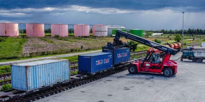 dukung-logistik-nasional-kai-perkuat-angkutan-peti-kemas