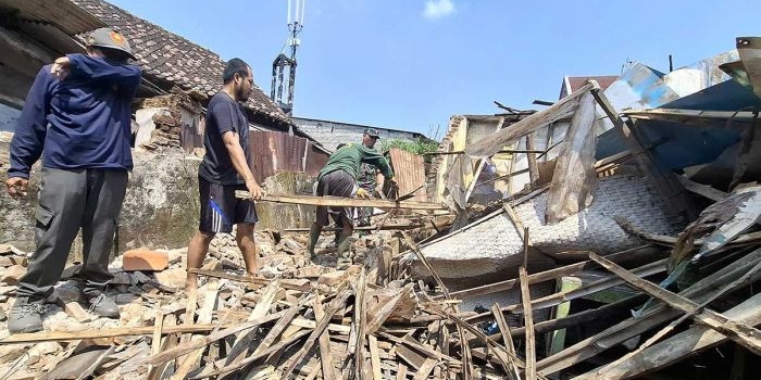 atap-rumah-warga-pakunden-kediri-ambruk-diterjang-hujan-deras