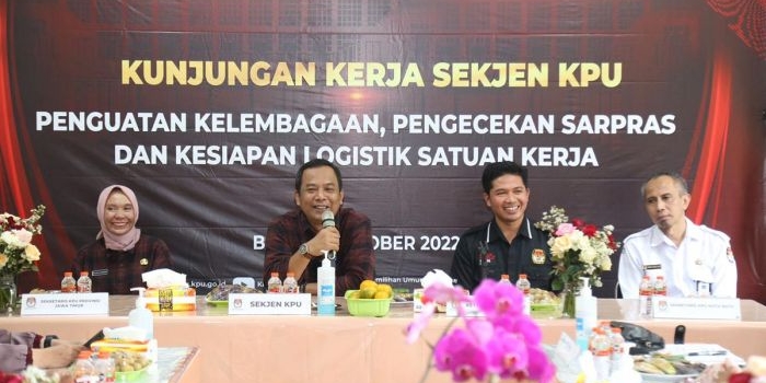 Sekretaris Jenderal KPU RI Bernad Dermawan Sutrisno (pegang mik) didampingi Ketua KPU Kota Batu Mardiono (dua dari kanan) saat kunjungan kerja.